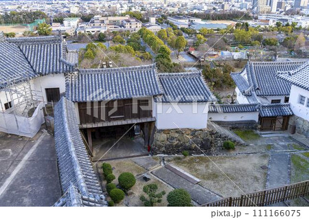 国宝姫路城 天守から見たとノ一門方面俯瞰 兵庫県姫路市 国宝姫路城 天守から見たとノ一門方面俯瞰 兵庫県姫路市 111166075