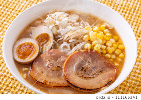 味噌ラーメンを食べる 味噌ラーメンを食べる 111166341