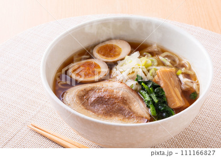 醤油ラーメンを食べる 醤油ラーメンを食べる 111166827