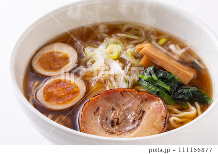 醤油ラーメンを食べる 醤油ラーメンを食べる 111166877