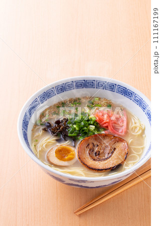 豚骨ラーメンを食べる 豚骨ラーメンを食べる 111167199