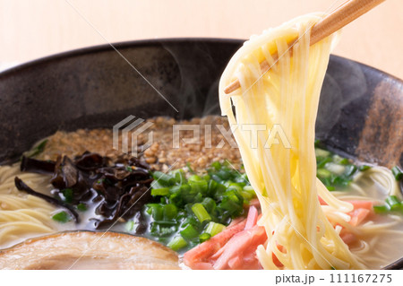 豚骨ラーメンを食べる 111167275