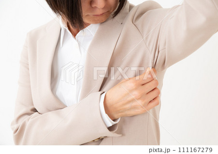 脇汗を気にするスーツ姿のミドル女性 111167279