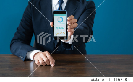 スマートフォンを見せるビジネスマンの手元 スマートフォンを見せるビジネスマンの手元 111167303
