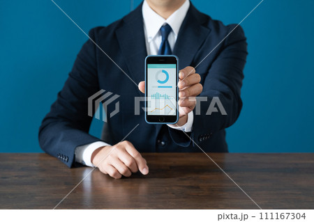 スマートフォンを見せるビジネスマンの手元 スマートフォンを見せるビジネスマンの手元 111167304