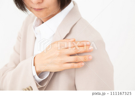 スーツの汚れを気にするスーツ姿のミドル女性 111167325