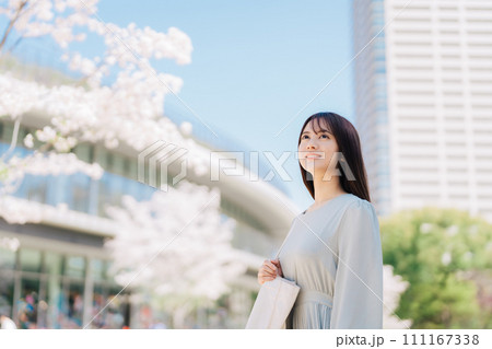 桜のキャンパスを歩く女子大生 111167338