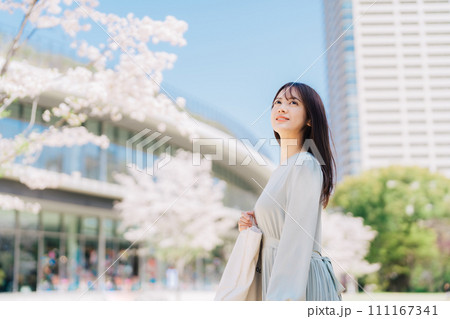 桜のキャンパスを歩く女子大生 111167341