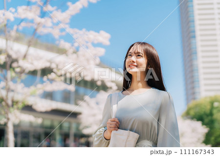 桜のキャンパスを歩く女子大生 111167343