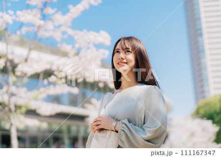 桜のキャンパスを歩く女子大生 111167347