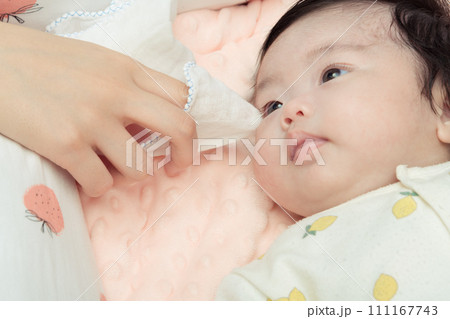 【赤ちゃん　涙を拭く】 111167743