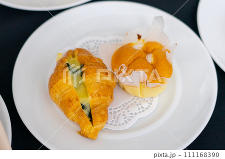 Image of camembert cheese on a mini croissant, french dessert at plate 111168390