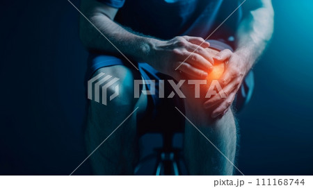 Man sitting down with knee pain 111168744