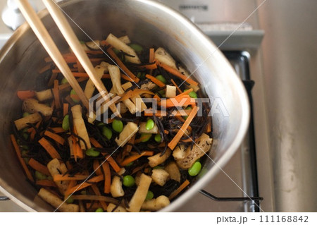 鍋でひじきの煮物を作っているところ 111168842