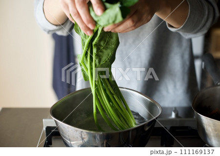 鍋でほうれん草を塩茹でするところ 111169137