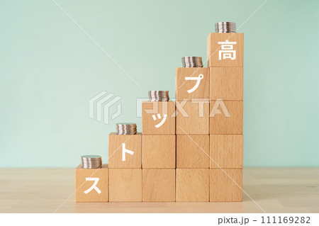ストップ高の文字が入ったブロックとお金 111169282