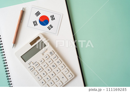 韓国の国旗、電卓、ノート、ペン 111169285