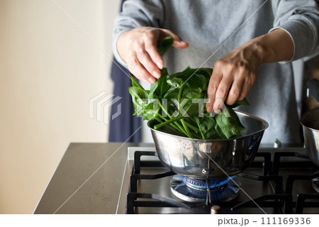 鍋でほうれん草を塩茹でするところ 111169336