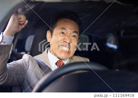 怒る男性 運転手 怒る男性 運転手 111169416