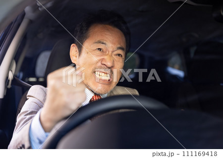 怒る男性　運転手 111169418