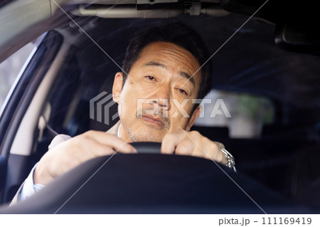居眠り運転をする男性 居眠り運転をする男性 111169419