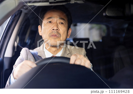 車を運転するビジネスマン　 111169428