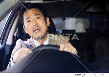 車を運転するビジネスマン　 111169430