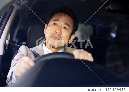 車を運転するビジネスマン　 111169432
