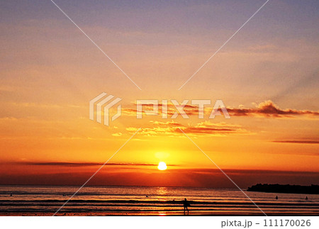 海岸から日が出る瞬間を見る 111170026