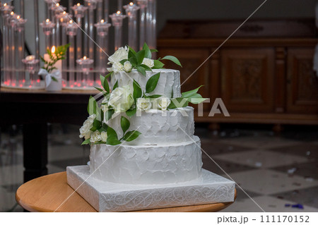 bride and groom cut a wedding cake 111170152
