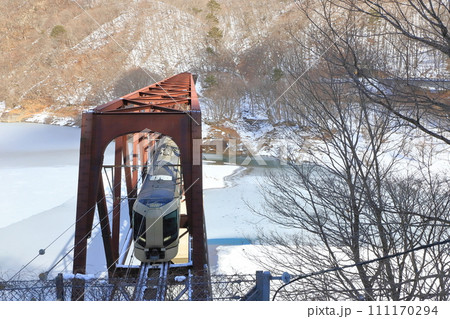 野岩鉄道「雪景色の湯西川橋梁を渡る特急リバティ」 111170294