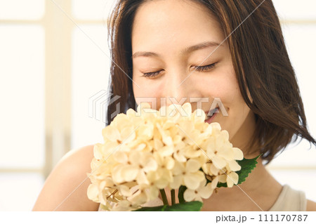 紫陽花を手に持つ女性 紫陽花を手に持つ女性 111170787