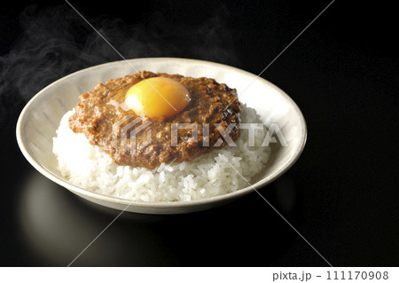 卵黄乗せ熱々キーマカレーを黒背景で撮影 卵黄乗せ熱々キーマカレーを黒背景で撮影 111170908