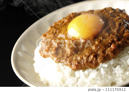 卵黄乗せ熱々キーマカレーを黒背景で撮影 卵黄乗せ熱々キーマカレーを黒背景で撮影 111170912