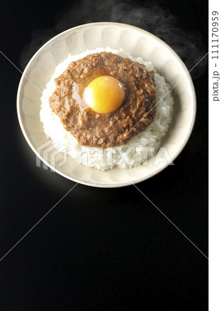 卵黄乗せ熱々キーマカレーを黒背景で俯瞰撮影 111170959