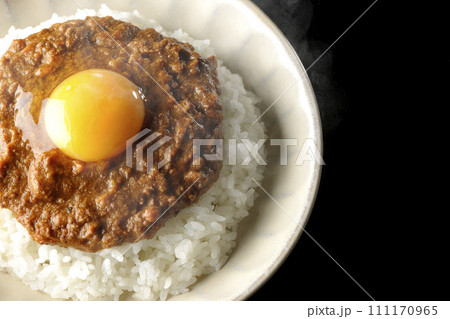 卵黄乗せ熱々キーマカレーを黒背景で俯瞰撮影 111170965