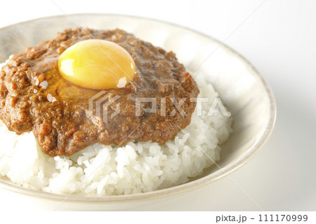 卵黄乗せ熱々キーマカレーを白背景で撮影 卵黄乗せ熱々キーマカレーを白背景で撮影 111170999