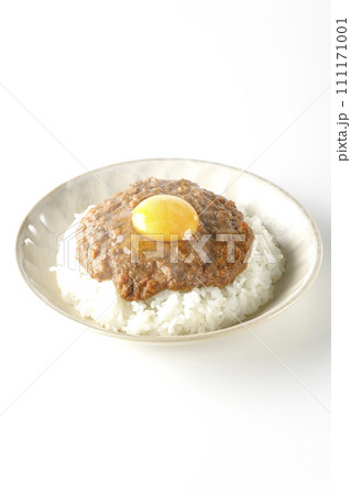 卵黄乗せ熱々キーマカレーを白背景で撮影 卵黄乗せ熱々キーマカレーを白背景で撮影 111171001