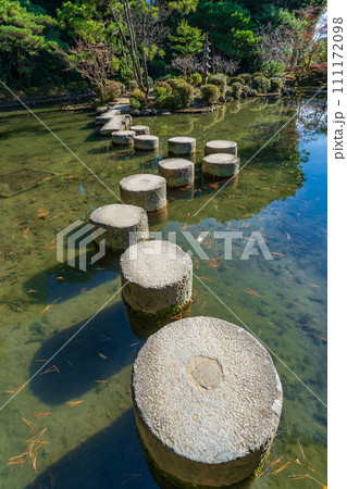 京都市 平安神宮神苑の蒼龍池に架かる臥龍橋 京都市 平安神宮神苑の蒼龍池に架かる臥龍橋 111172098