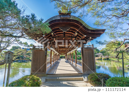 京都市 平安神宮神苑の屋根付き橋 泰平閣 京都市 平安神宮神苑の屋根付き橋 泰平閣 111172114