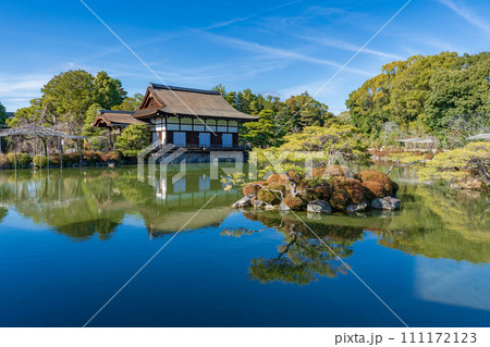 京都市 平安神宮神苑の泰平閣からみた尚美館 京都市 平安神宮神苑の泰平閣からみた尚美館 111172123