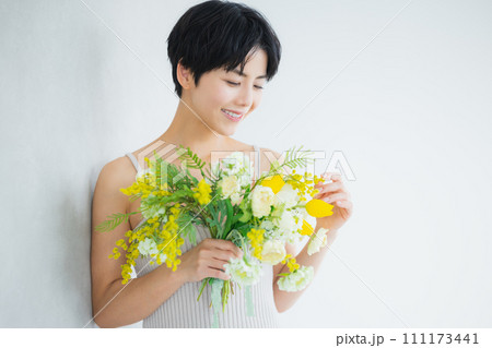 花束を持つ若い女性 111173441