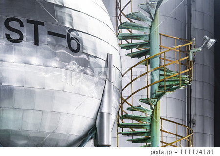 川崎・扇町の工場夜景　メタリックに輝くガスタンクと螺旋階段【神奈川県・川崎市】 111174181