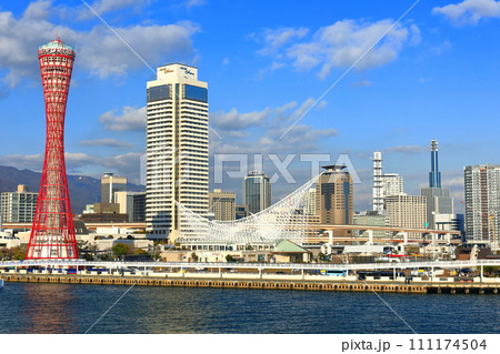 【兵庫県】改装後のポートタワーと神戸メリケンパーク 111174504