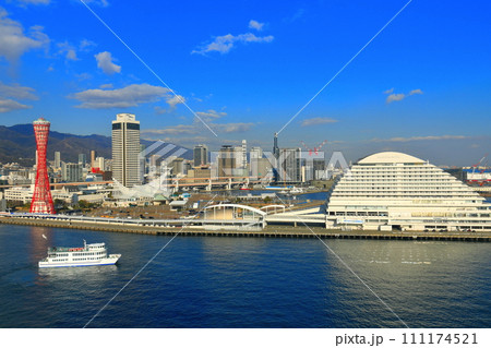 【兵庫県】改装後のポートタワーと神戸メリケンパーク 111174521