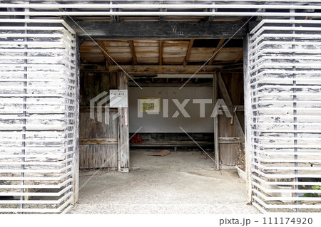 海岸沿いにあるバス停の待合小屋 111174920