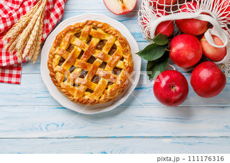 Delicious Apple Pie with Fresh Red Apples Delicious Apple Pie with Fresh Red Apples 111176316