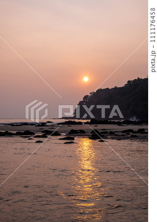 海に沈む夕日 海に沈む夕日 111176458