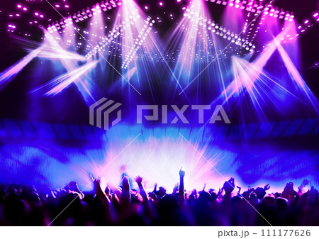 盛り上がるイベント会場 111177626