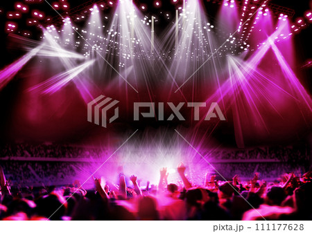 盛り上がるイベント会場 盛り上がるイベント会場 111177628